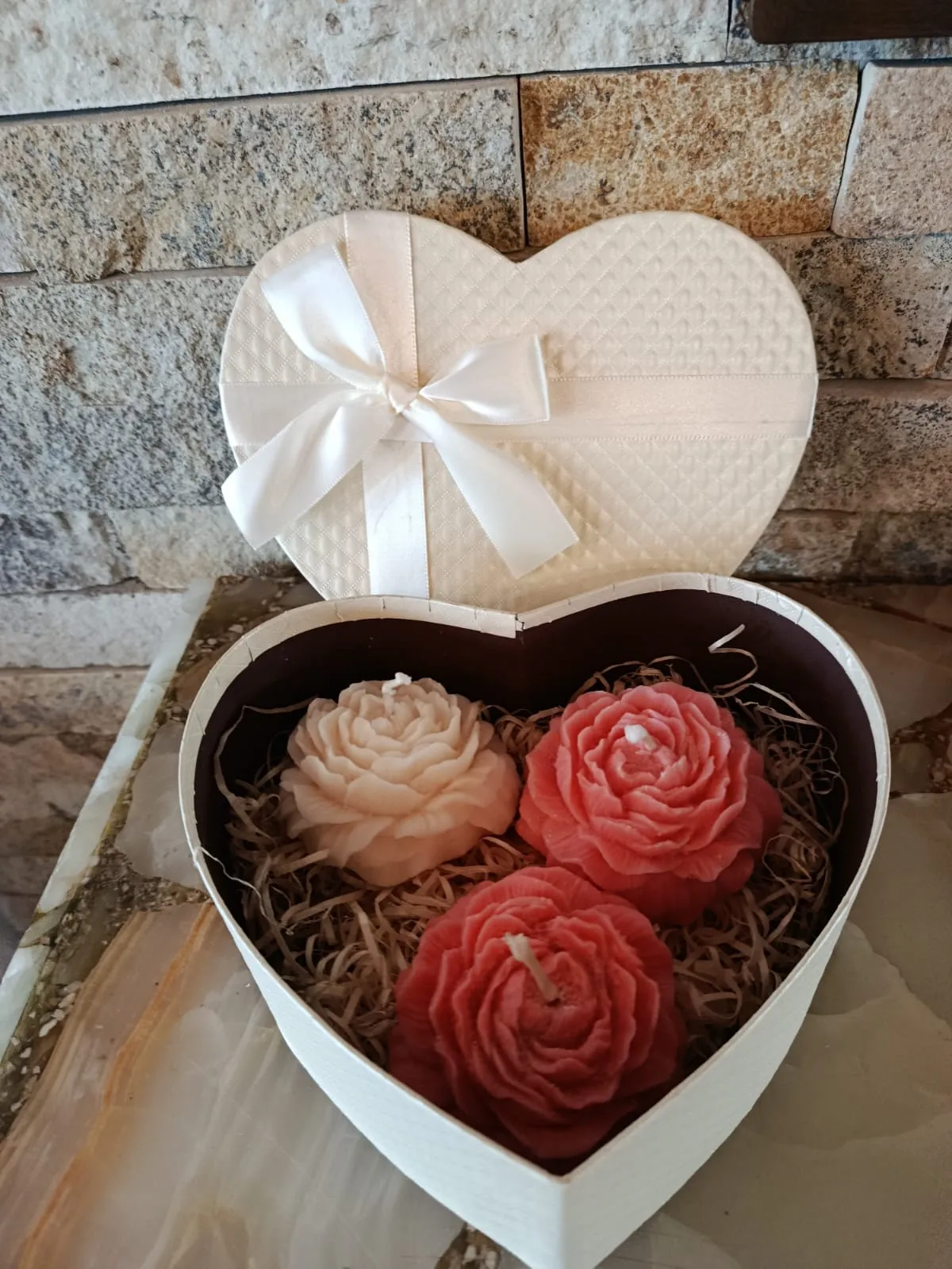 Caja de Regalo Corazón con 3 Velas Peonia Artesanales