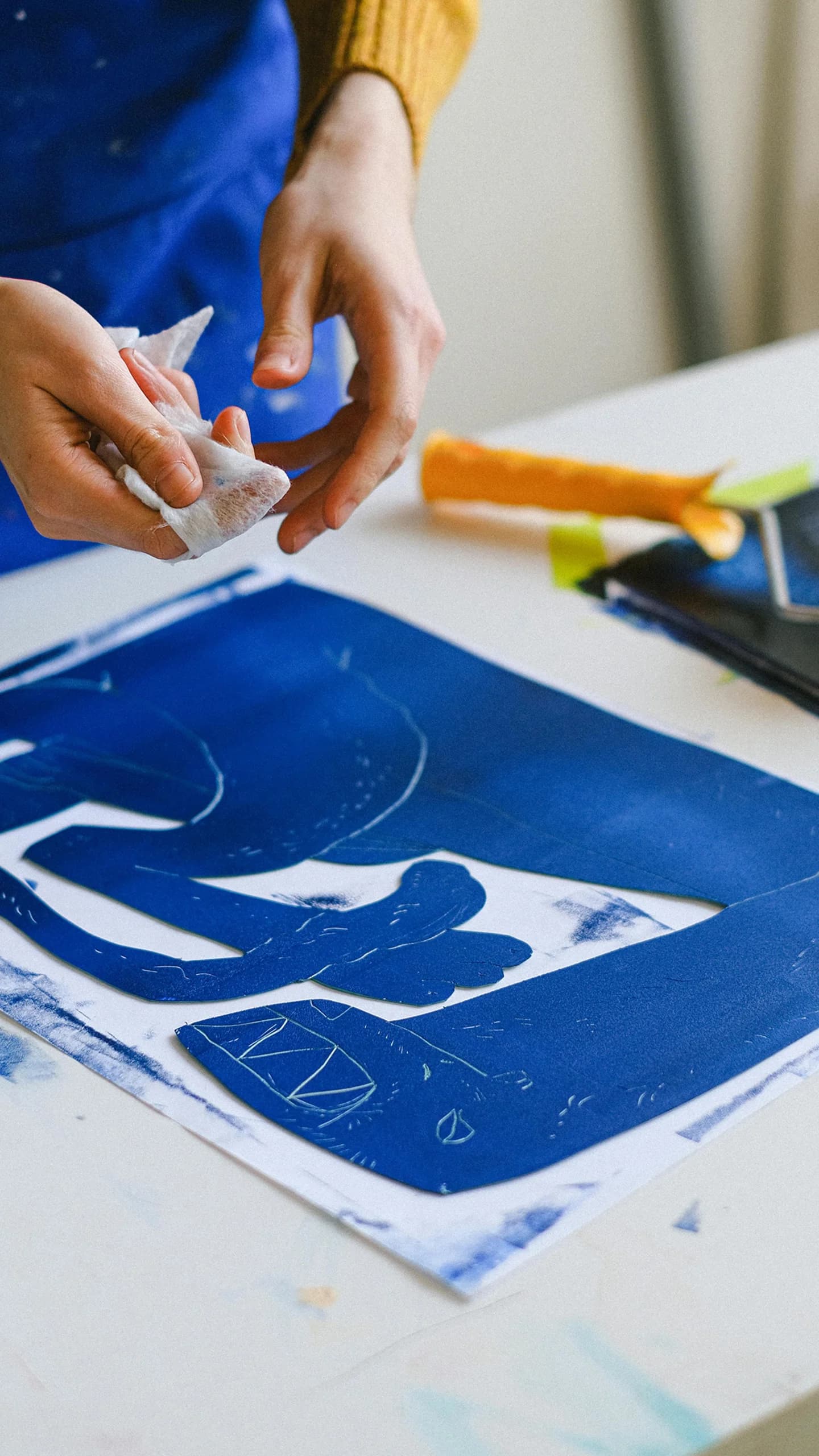 Creadores trabajando en su taller